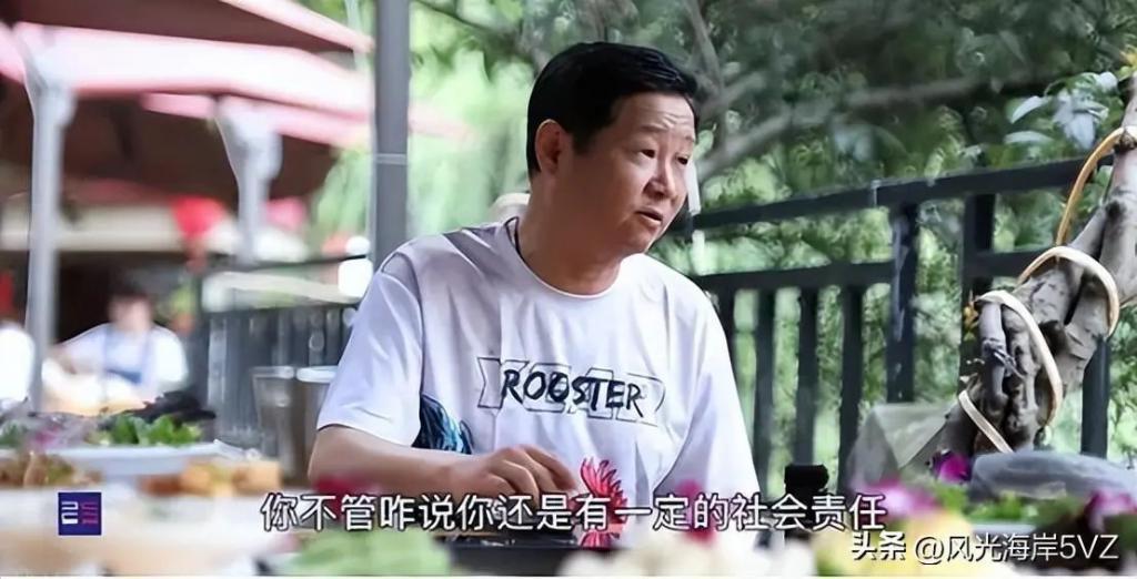 “三德子”养鸡身价上亿，却住乡下，娶小15岁娇妻