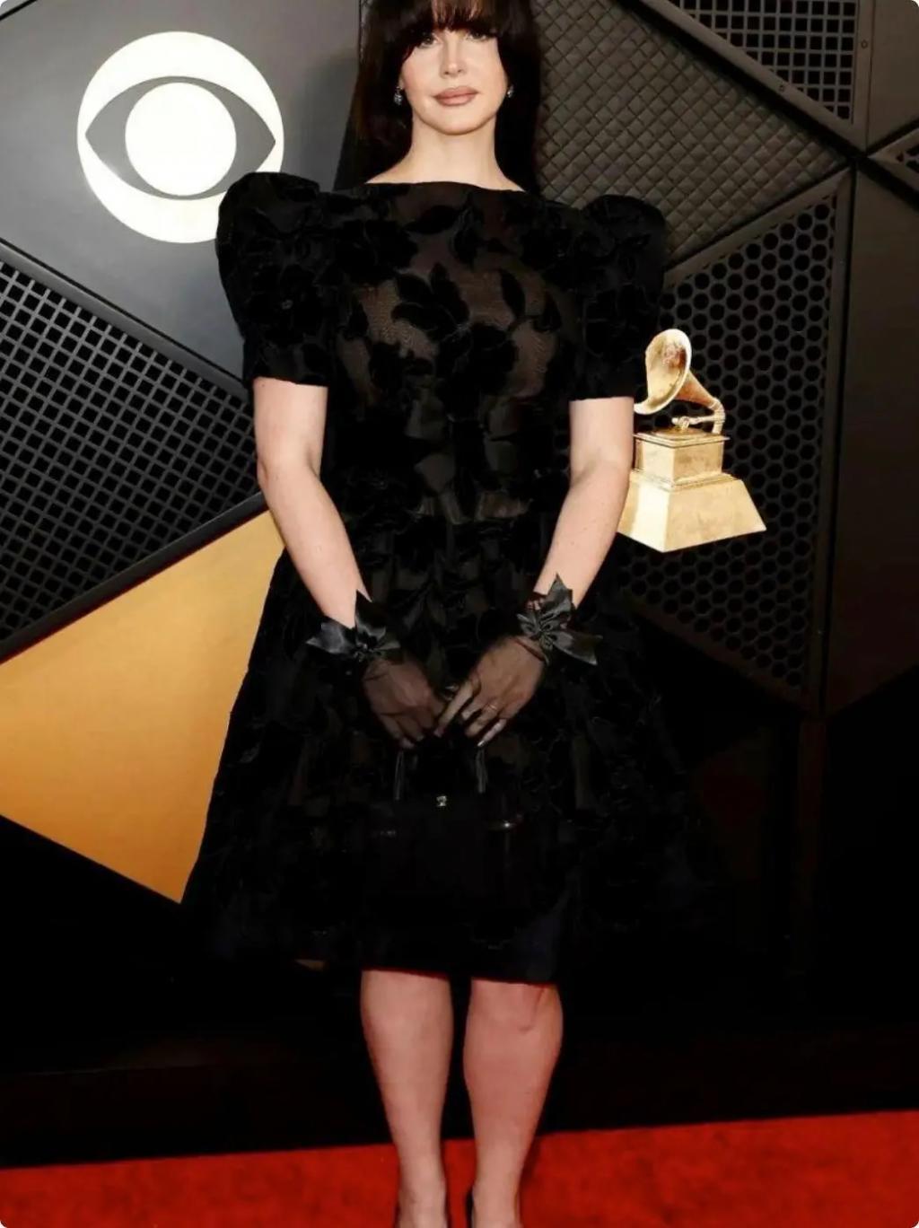 格莱美这一夜，霉霉前凸后翘，麦莉真空上阵放飞自我