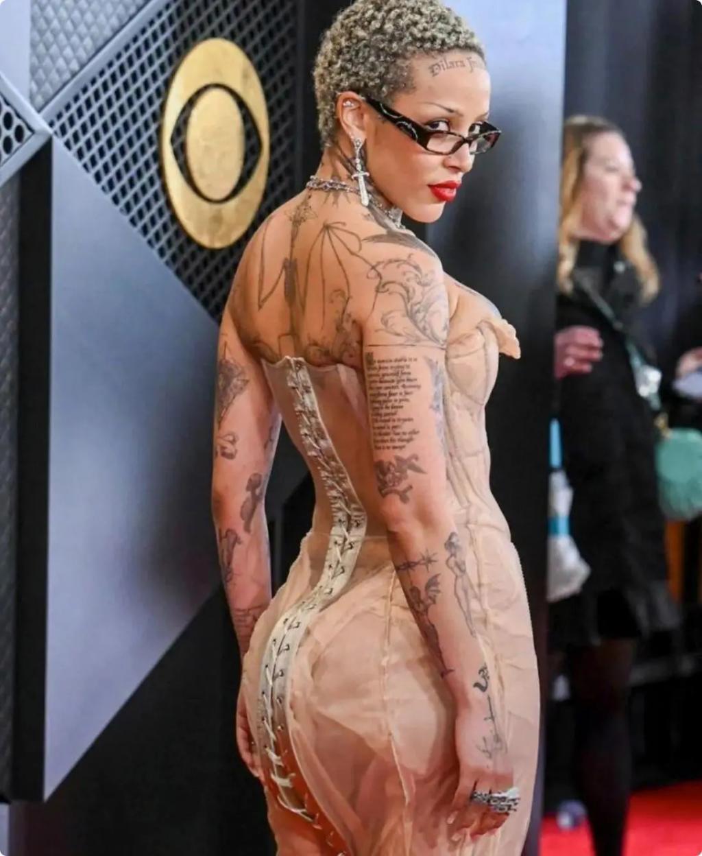 格莱美这一夜，霉霉前凸后翘，麦莉真空上阵放飞自我