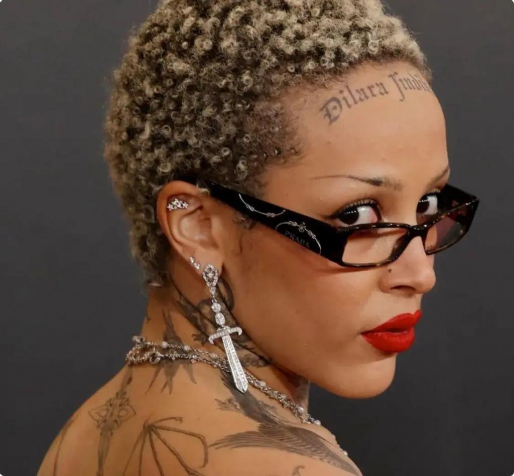 格莱美这一夜，霉霉前凸后翘，麦莉真空上阵放飞自我