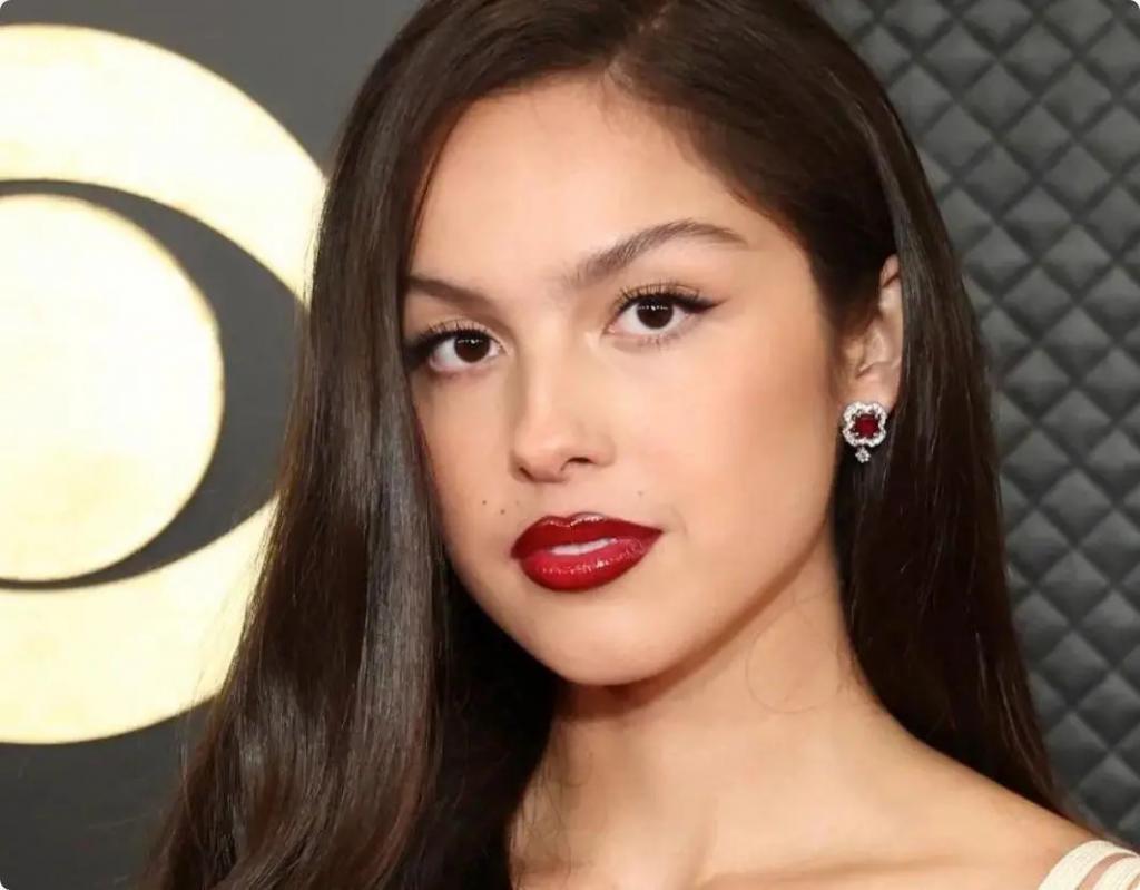 格莱美这一夜，霉霉前凸后翘，麦莉真空上阵放飞自我