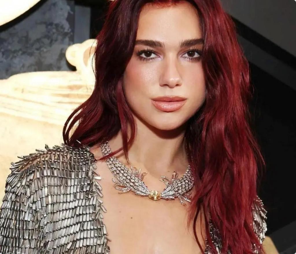 格莱美这一夜，霉霉前凸后翘，麦莉真空上阵放飞自我