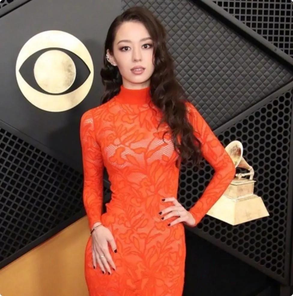 格莱美这一夜，霉霉前凸后翘，麦莉真空上阵放飞自我