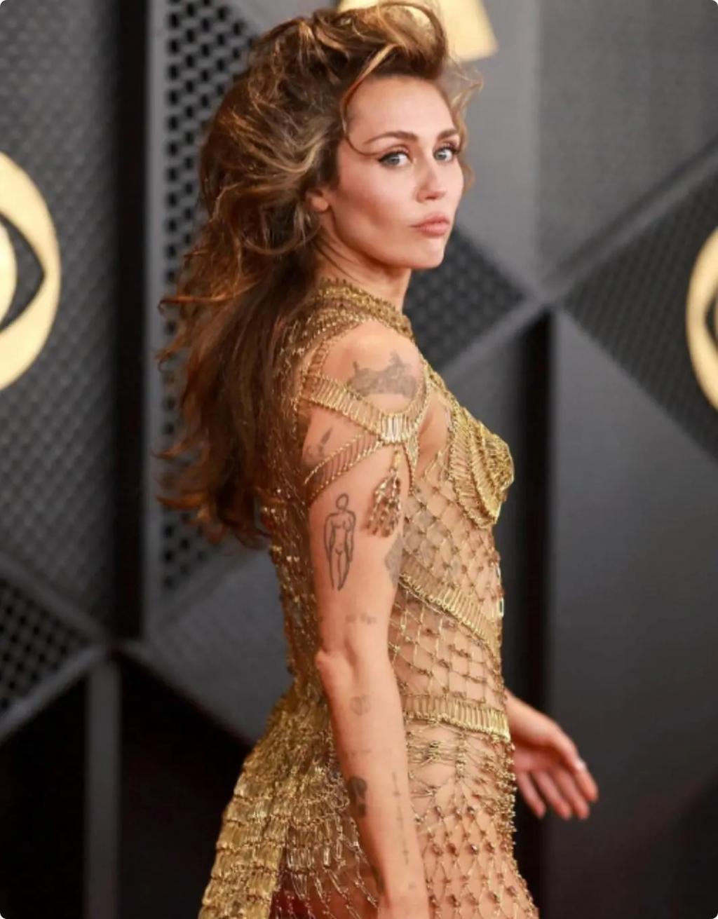 格莱美这一夜，霉霉前凸后翘，麦莉真空上阵放飞自我