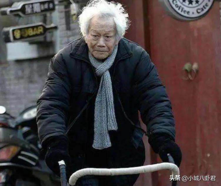 《宰相刘罗锅》演员现状，主角老到不敢认，配角100岁去世