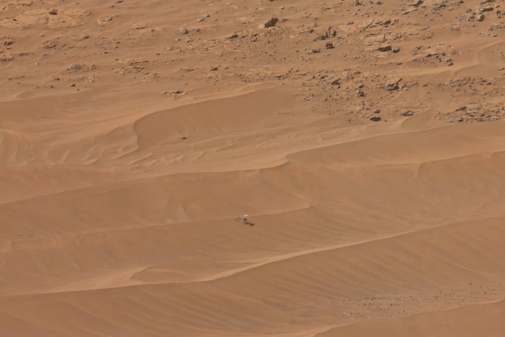 NASA 毅力号拍到受损的机智号直升机照片：孤独伫立火星沙丘之上