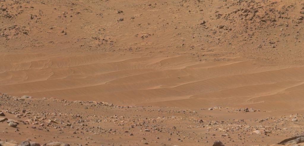 NASA 毅力号拍到受损的机智号直升机照片：孤独伫立火星沙丘之上