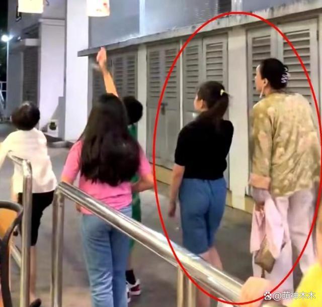 大S女儿驼背严重穿着土气显忧郁，父母离婚伤害太大