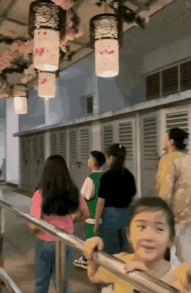 大S女儿驼背严重穿着土气显忧郁，父母离婚伤害太大