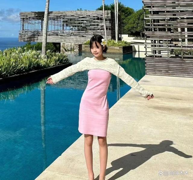 大S女儿驼背严重穿着土气显忧郁，父母离婚伤害太大