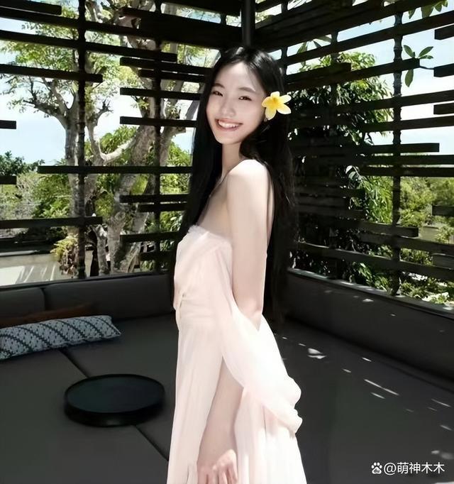 大S女儿驼背严重穿着土气显忧郁，父母离婚伤害太大