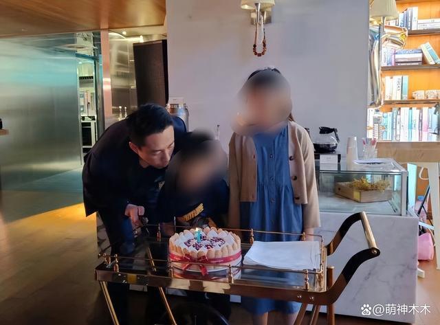 大S女儿驼背严重穿着土气显忧郁，父母离婚伤害太大