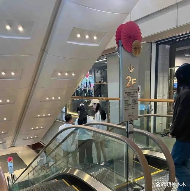大S女儿驼背严重穿着土气显忧郁，父母离婚伤害太大