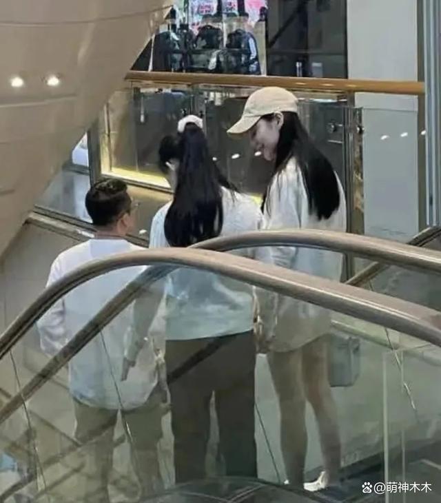 大S女儿驼背严重穿着土气显忧郁，父母离婚伤害太大