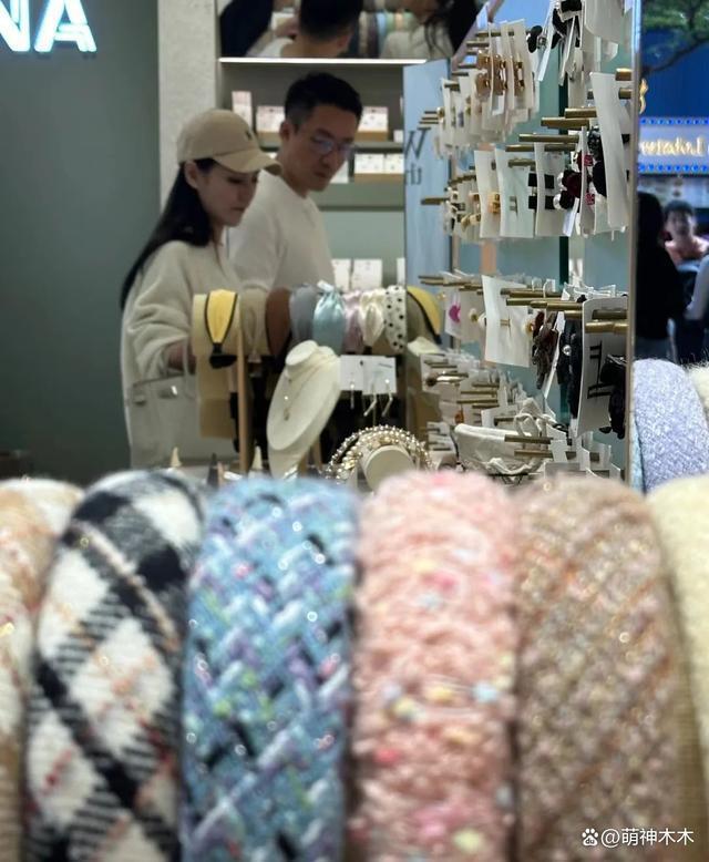 大S女儿驼背严重穿着土气显忧郁，父母离婚伤害太大