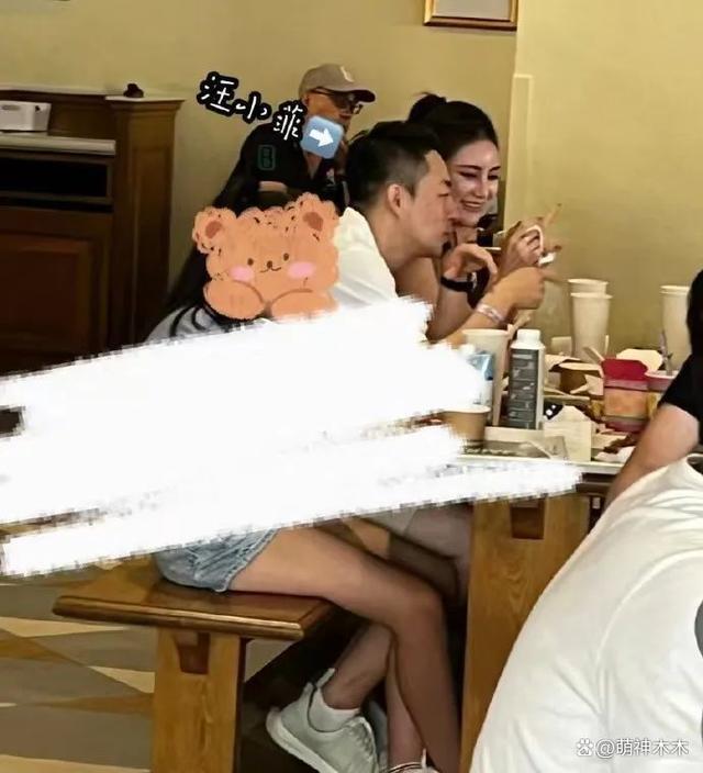 大S女儿驼背严重穿着土气显忧郁，父母离婚伤害太大
