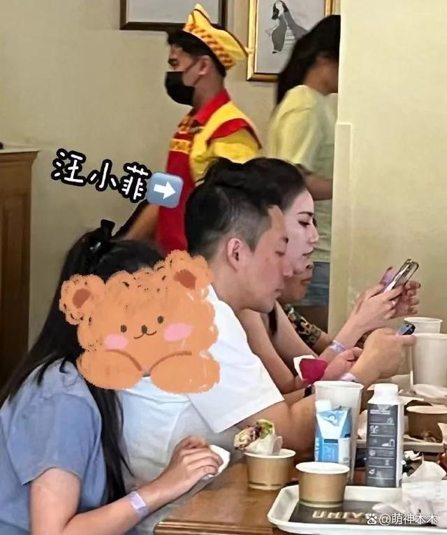 大S女儿驼背严重穿着土气显忧郁，父母离婚伤害太大