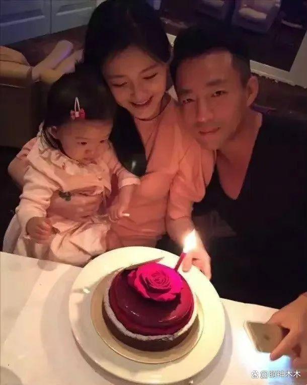 大S女儿驼背严重穿着土气显忧郁，父母离婚伤害太大