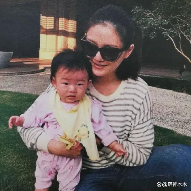 大S女儿驼背严重穿着土气显忧郁，父母离婚伤害太大