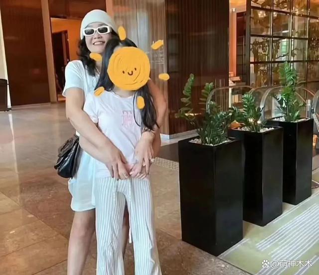 大S女儿驼背严重穿着土气显忧郁，父母离婚伤害太大