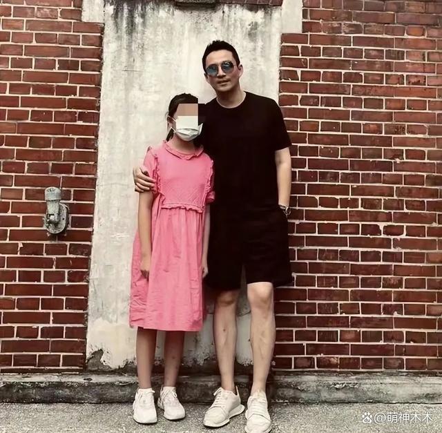 大S女儿驼背严重穿着土气显忧郁，父母离婚伤害太大