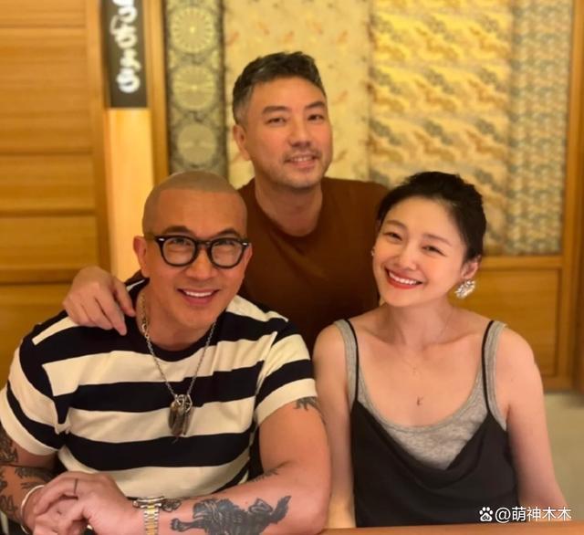 大S女儿驼背严重穿着土气显忧郁，父母离婚伤害太大