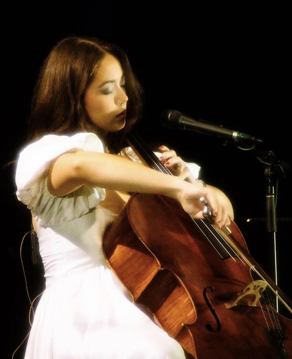 24岁中国冰岛混血，获格莱美奖！