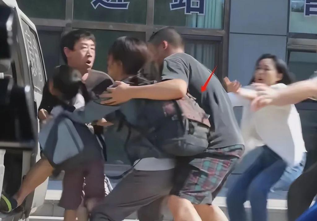 看到衣衫不整的赵丽颖，国产剧别再用“假穷人”冒充了