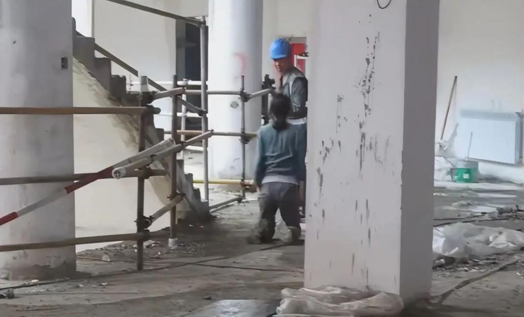 看到衣衫不整的赵丽颖，国产剧别再用“假穷人”冒充了