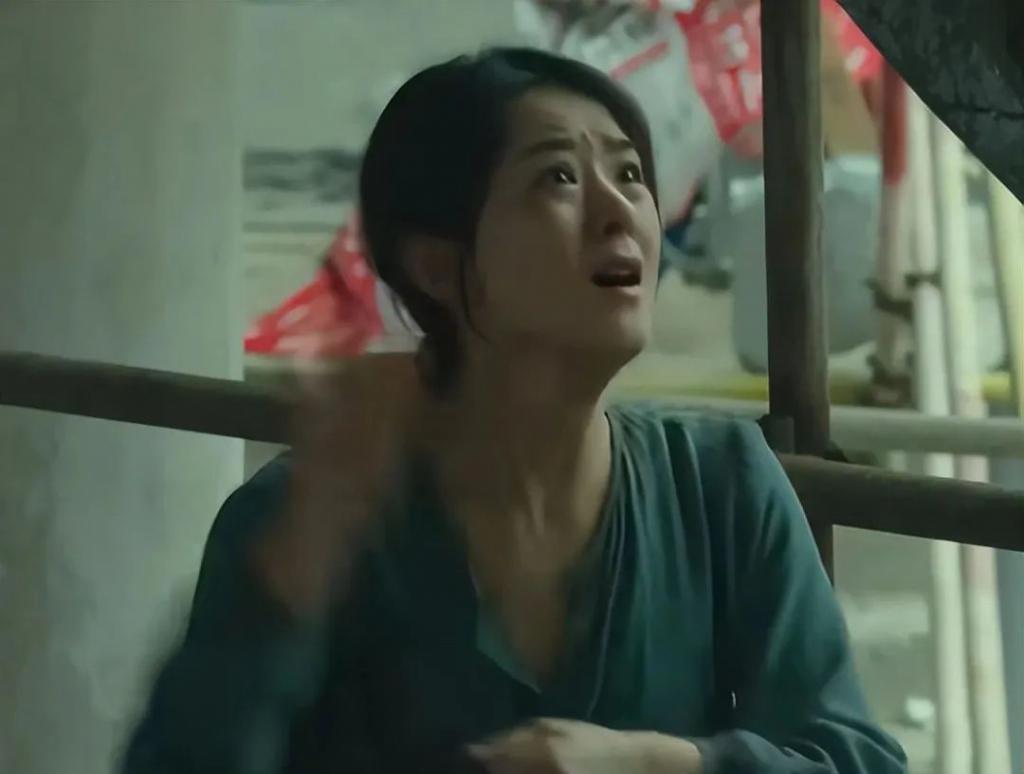 看到衣衫不整的赵丽颖，国产剧别再用“假穷人”冒充了