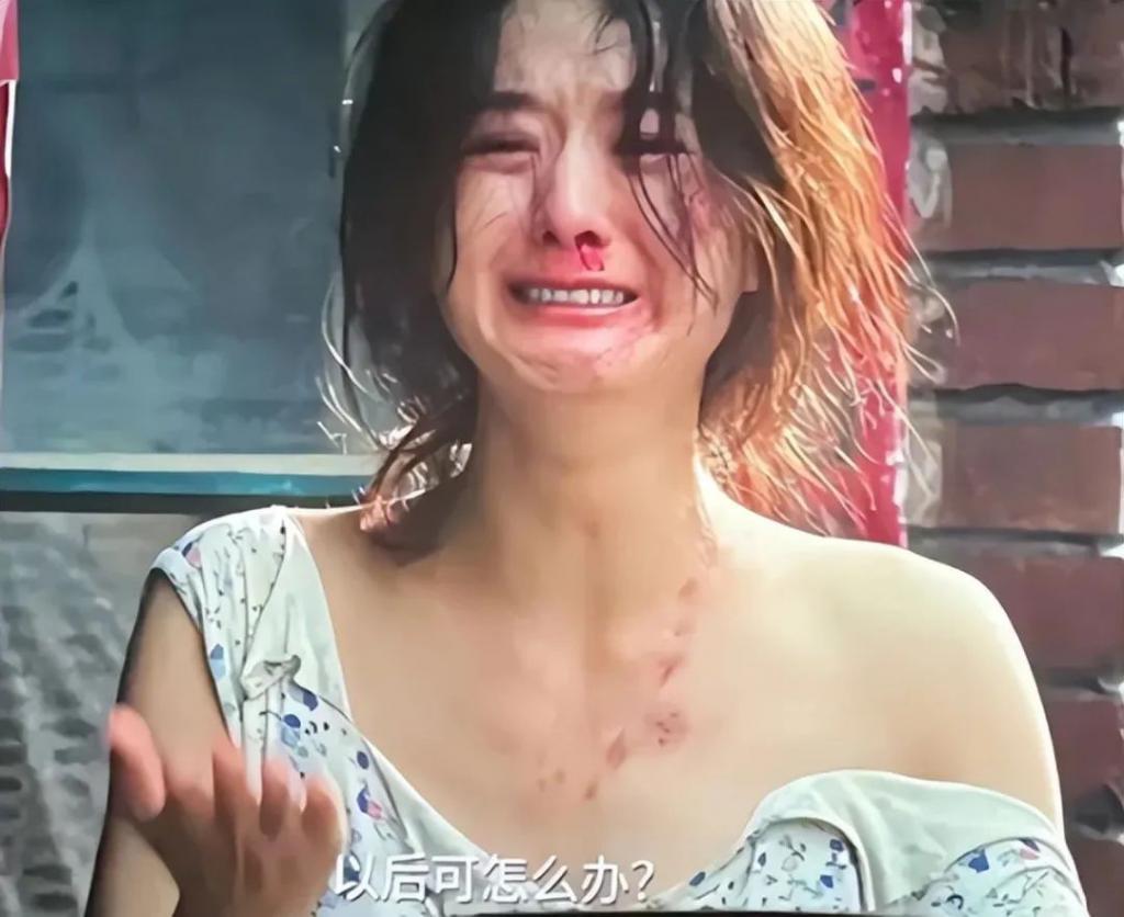 看到衣衫不整的赵丽颖，国产剧别再用“假穷人”冒充了