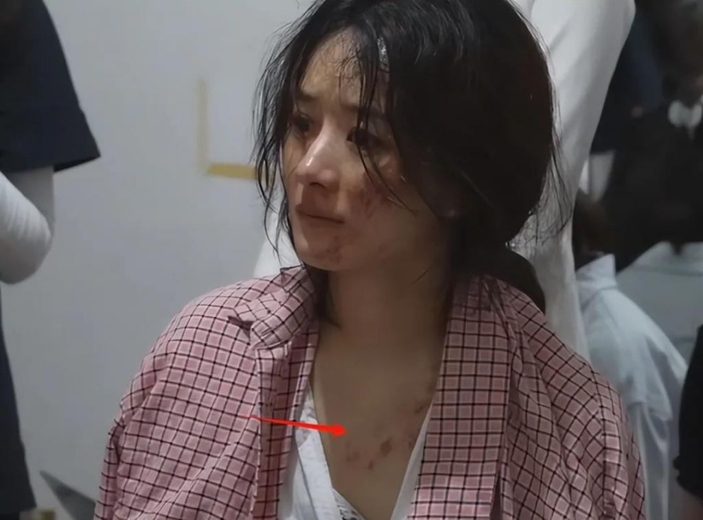 看到衣衫不整的赵丽颖，国产剧别再用“假穷人”冒充了