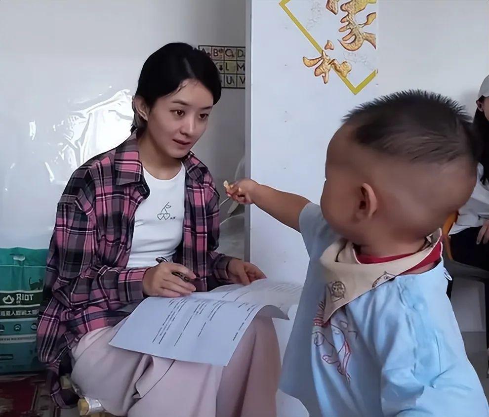 看到衣衫不整的赵丽颖，国产剧别再用“假穷人”冒充了