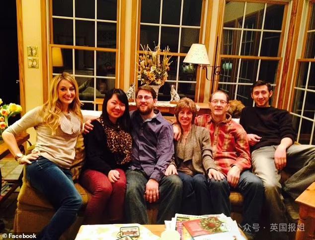 美国博主录视频发疯掏出血淋淋人头？“刚斩了我爸，他是美利坚叛徒！”