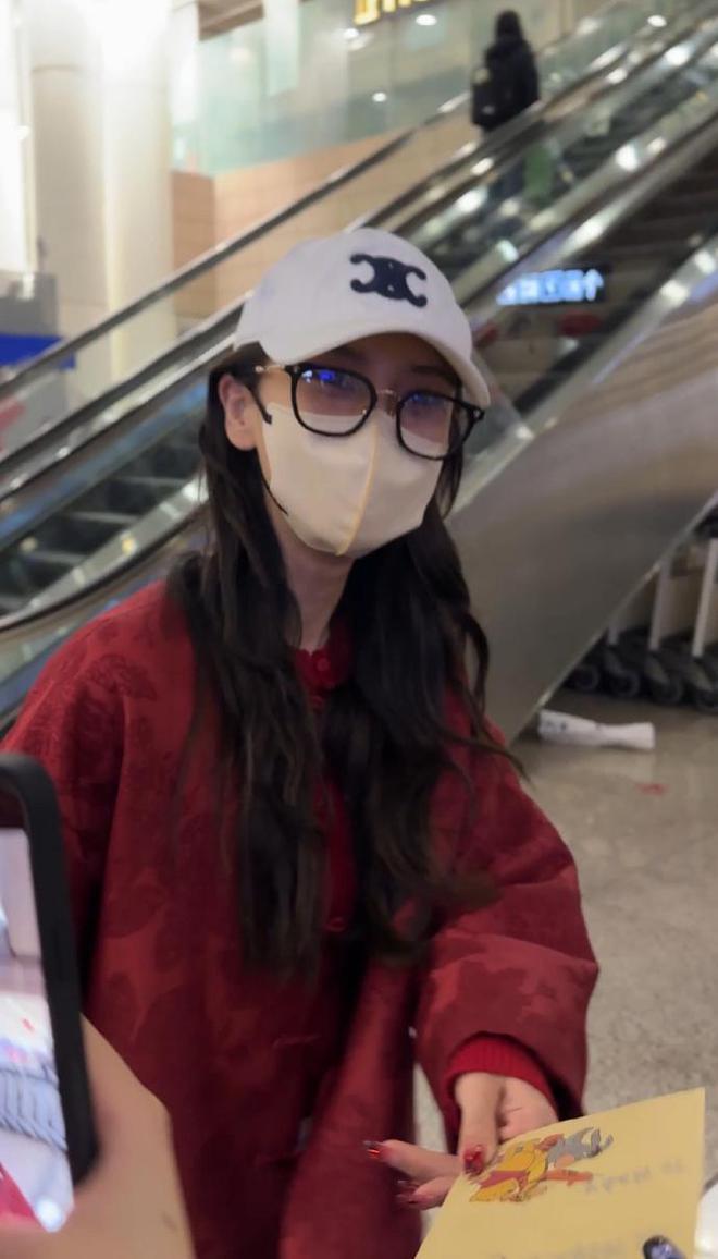Angelababy回国！人气凋零不如从前，无滤镜生图曝其真实状态