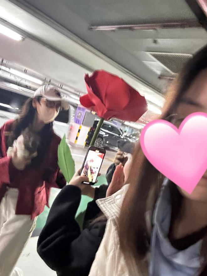 Angelababy回国！人气凋零不如从前，无滤镜生图曝其真实状态