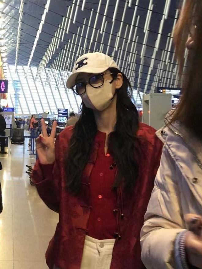 Angelababy回国！人气凋零不如从前，无滤镜生图曝其真实状态