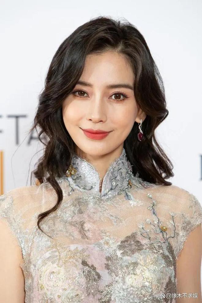 Angelababy回国！人气凋零不如从前，无滤镜生图曝其真实状态