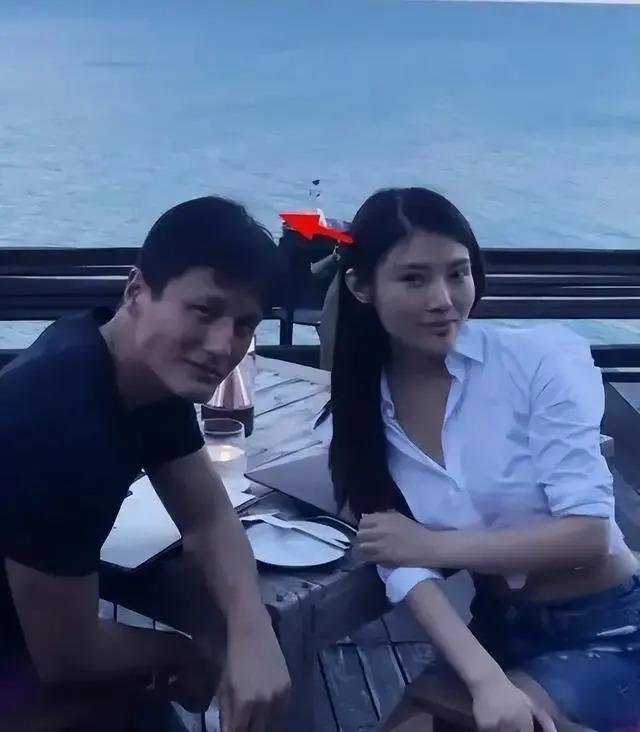 “椰树女神”徐冬冬官宣订婚，晒订婚钻戒大到亮瞎眼