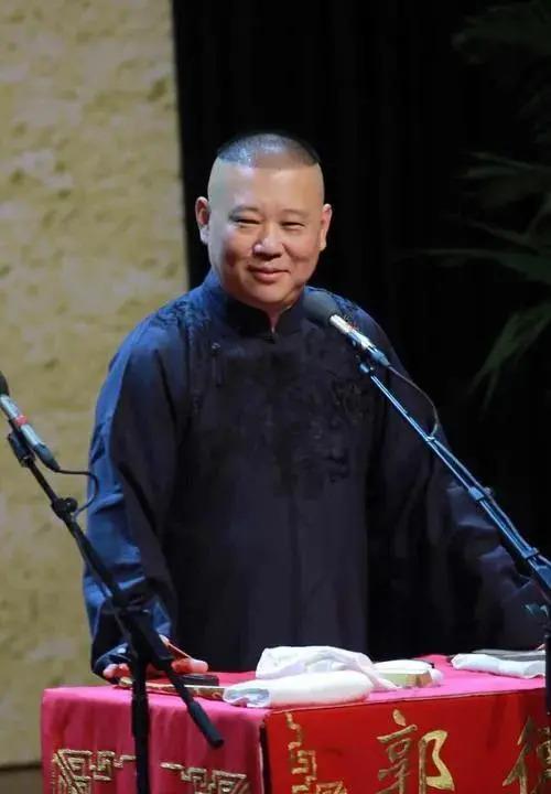 岳云鹏和郭德纲父子聚会，三人中老郭最瘦，桌上食物引热议