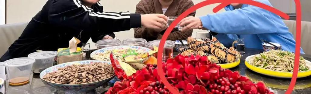 岳云鹏和郭德纲父子聚会，三人中老郭最瘦，桌上食物引热议