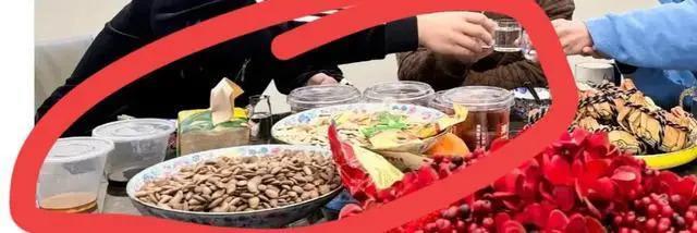 岳云鹏和郭德纲父子聚会，三人中老郭最瘦，桌上食物引热议