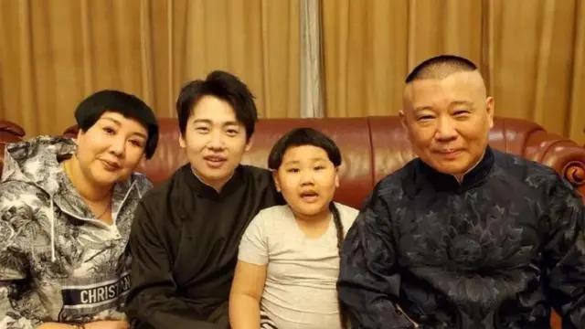 岳云鹏和郭德纲父子聚会，三人中老郭最瘦，桌上食物引热议