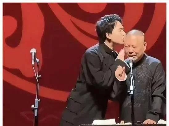 岳云鹏和郭德纲父子聚会，三人中老郭最瘦，桌上食物引热议