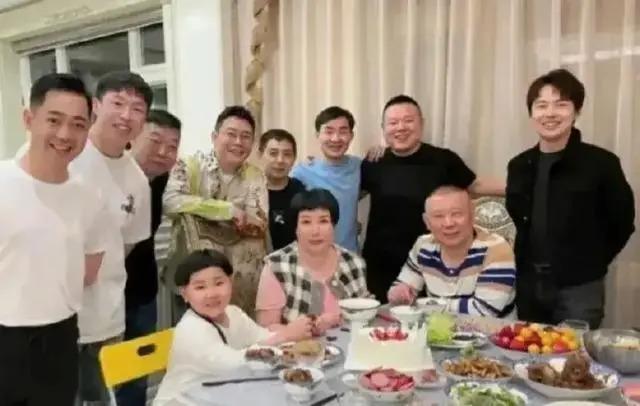 岳云鹏和郭德纲父子聚会，三人中老郭最瘦，桌上食物引热议
