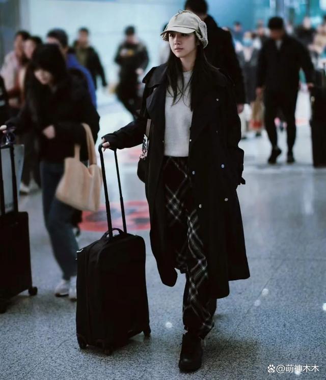 汤唯全智贤出发时装周，两人素颜出镜，汤唯一身行头8万