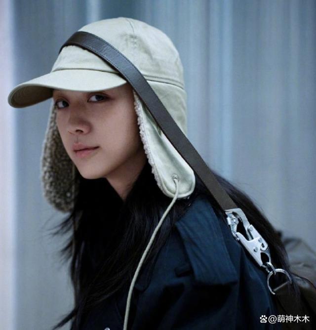 汤唯全智贤出发时装周，两人素颜出镜，汤唯一身行头8万