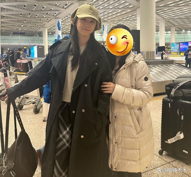 汤唯全智贤出发时装周，两人素颜出镜，汤唯一身行头8万