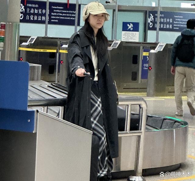 汤唯全智贤出发时装周，两人素颜出镜，汤唯一身行头8万