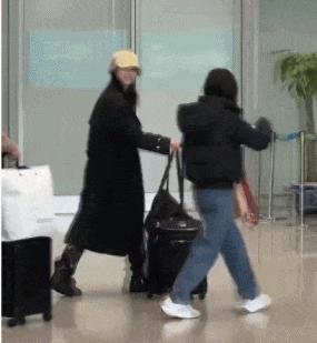 汤唯全智贤出发时装周，两人素颜出镜，汤唯一身行头8万